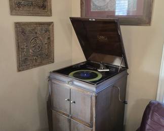 Victrola VV-110 with Albums