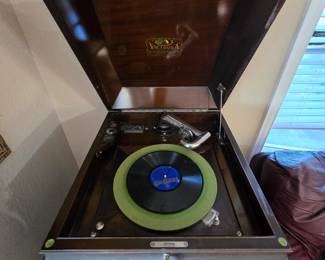 Victrola VV-110 with Albums