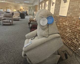 Pinnacle Lift Recliner Platinum Fabric