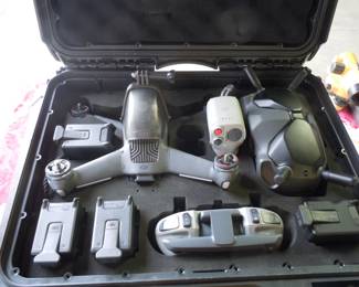 
DJI FPV QUADCOPTER DRONE MOD. FD1W4K
FC7BGC CONTROLLER
FC7BMG MOTION CONTROLLER
FPV V3 GOGGLES MOD. FGDB28
W/5 BATTERIES 