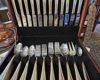 65 pieces - International Royal Bead Gold Accent