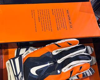 Broncos Receiver a gloves