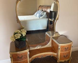 Antique French Provincial walnut and burlwood bedroom set in excellent condition 