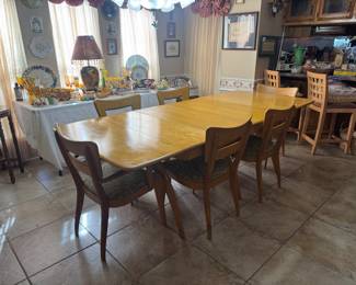 Haywood Wakefield dining table with 6 chairs, of which 2 are arm chairs.
Impeccable condition.
Comes with 2 leaves and pads.
