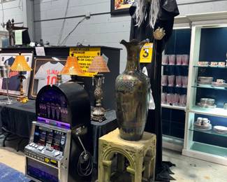 Home Decor, Decoratons, Marble Stand and Slot Machine Orlando