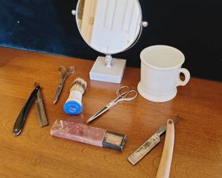 Vanity Set With Mirror, Razors, and Accessories