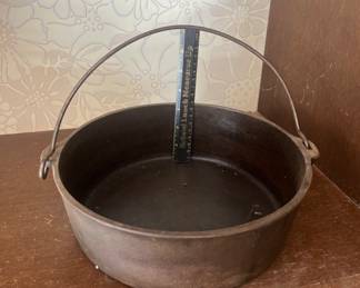 Cast iron Dutch oven 