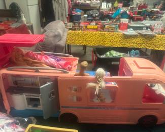Barbie camper with several Barbie dolls 