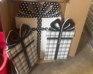 Black and white Christmas decor 