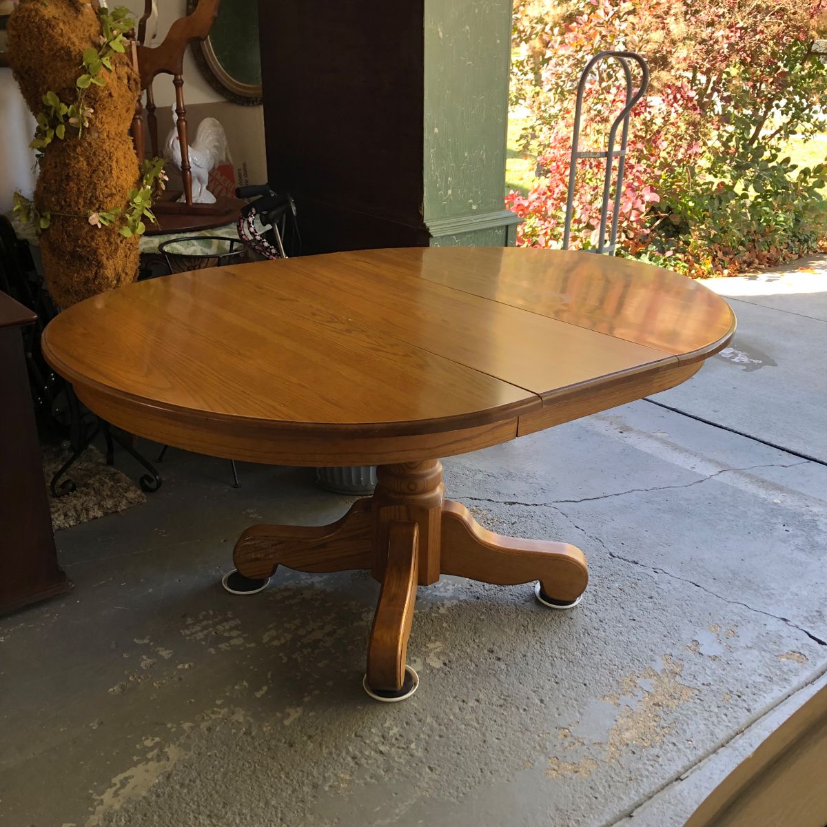 Oak reproduction table with one leaf.