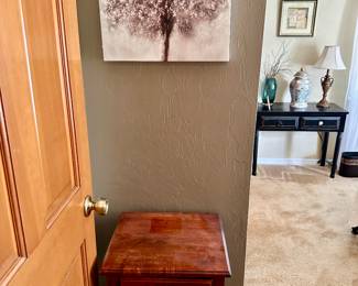 Wooden end/nightstand table
