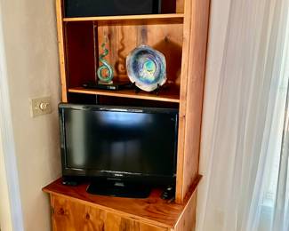 Bookcase
TV
Speakers
