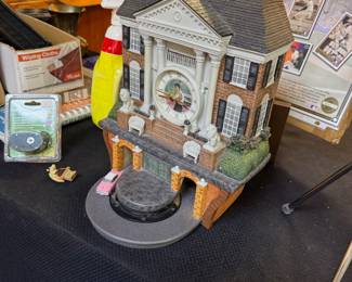 Elvis Presley Graceland Mansion Cuckoo Clock by The Bradford Exchange 