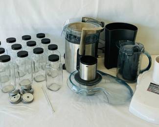 Breville Juicer & Glass Juicing Bottles