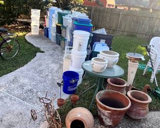 FLOWERPOTS & STORAGE CONTAINERS