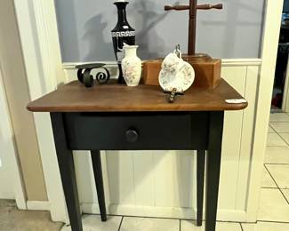 VINTAGE SHAKER SIDE TABLE