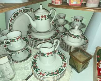 ROYAL MAJESTIC CHRISTMAS DINNERWARE SET