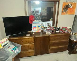 VINTAGE MODERN BEDROOM OUTFIT - DRESSER & MIRROR