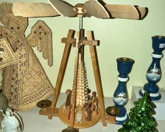 VERO ERZGEBIRGE WOODEN GERMAN CHRISTMAS PYRAMID SPINNER