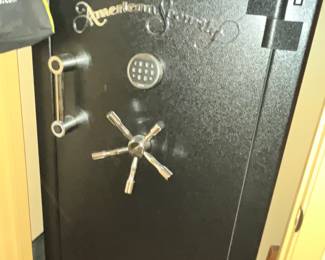 NICE AMERICAN SECURITY GUN SAFE