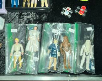 LOTS OF VINTAGE STAR WARS FIGURES!