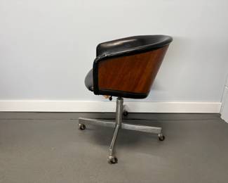 Barrel Chair w. Wooden Back