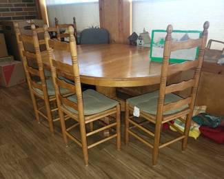 Oak dining table and chairs with 1 leaf