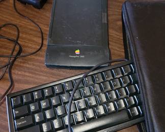 Apple Messagepad 2000 with keyboard