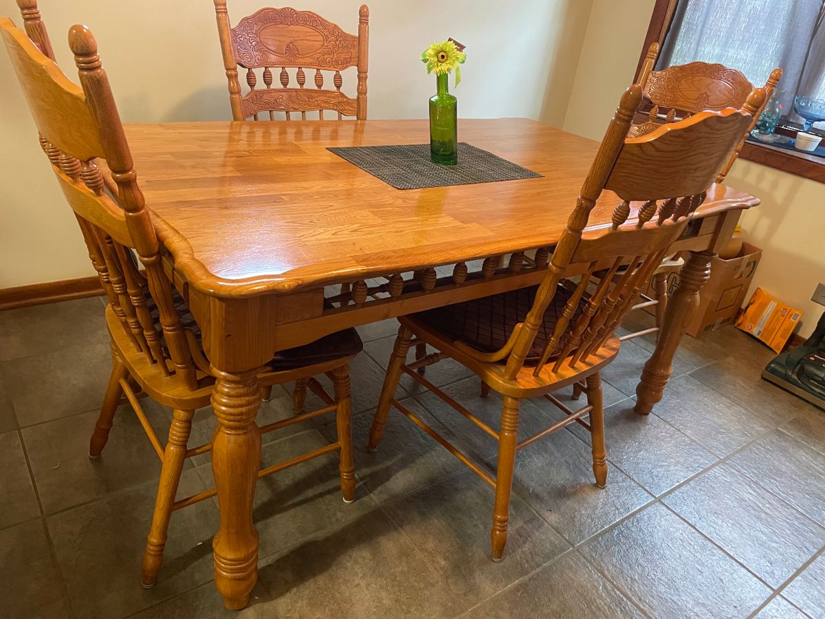 Nice Country Style Kitchen Table w/4 chairs. For Sale Now!