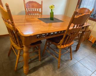 Nice Country Style Kitchen Table w/4 chairs. For Sale Now!