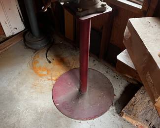 Heavy duty vise on stand 