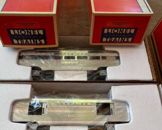 Lionel Santa Fe dining car and cargo car