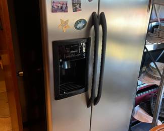 GE dual door side by side refrigerator 
Model gsl22jfte bs