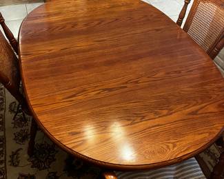 Beautiful oak dining room table  with 6 matching chairs