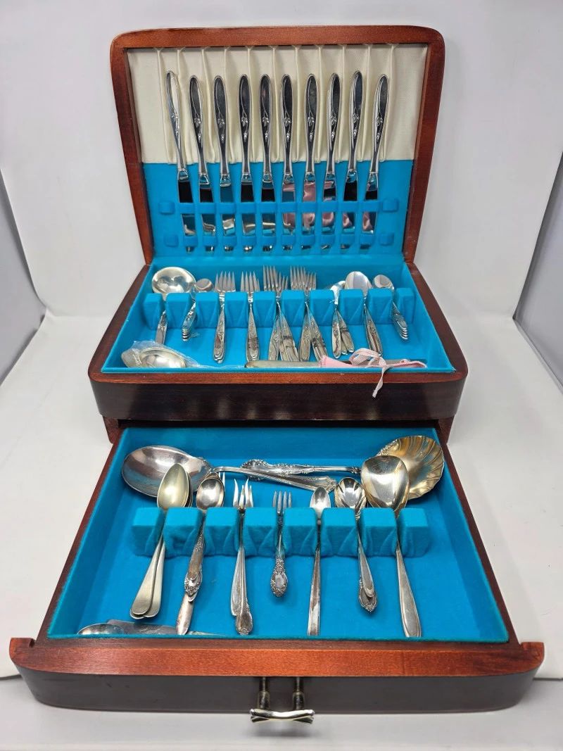 1 SetOfTowleRoseSolitaireSterlingSilverFlatwareInWoodBox