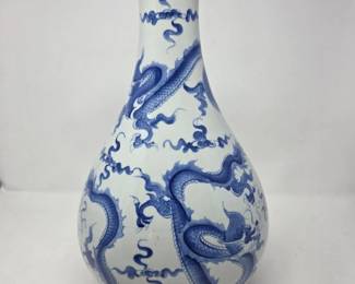 283 KinmenCeramicFactoryBlueWhitePorcelainVaseWithDragonMotifs