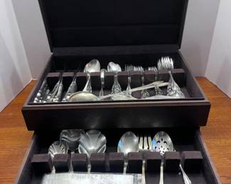 269 OneidaLTDSilverPlateCutlerySetinWoodStorageBox