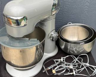 191 Cusinart55qtStandMixerStainlessBowlTrio