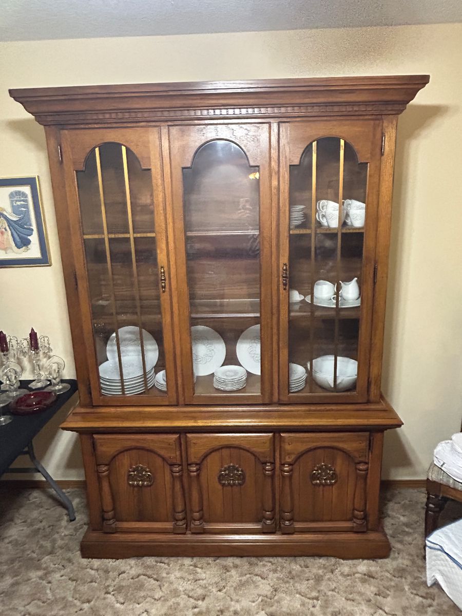 Two pice China hutch 