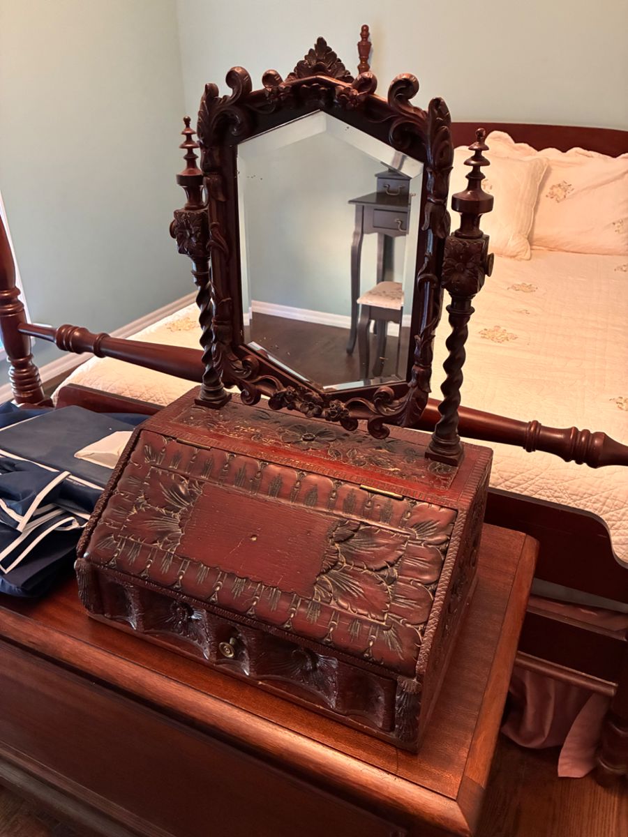 Victorian carved wooden vanity box with mirro, late 19th to early 20th century