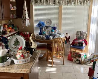 Round oak table, four chairs