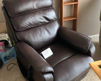 Electric recliner lift