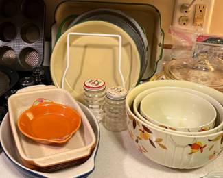Hall mixing bowls, casseroles 