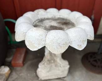 Garden bird bath