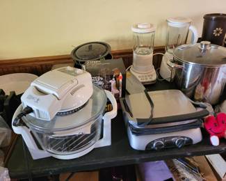 Lots of kitchenware 