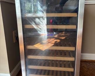 Wine refrigerator