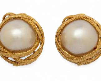 Lot 49
18K (750) Gold And Mabe Pearl Earrings Dia. 0.75" 22 g 1 PAIR