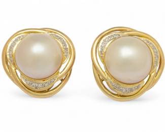 Lot 69
Mabe Pearl And Diamond Ear Clips, 14K Gold 1960, 15 g 1 PAIR