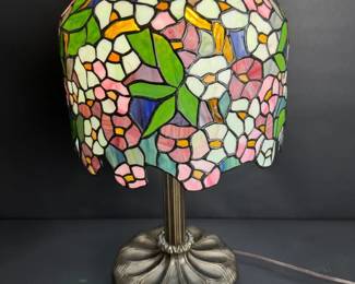 005 TiffanyStyle Floral Leaded Glass Table Lamp with Bronze Finish Base