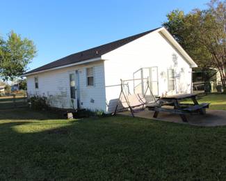 2nd building: Garage/apartment